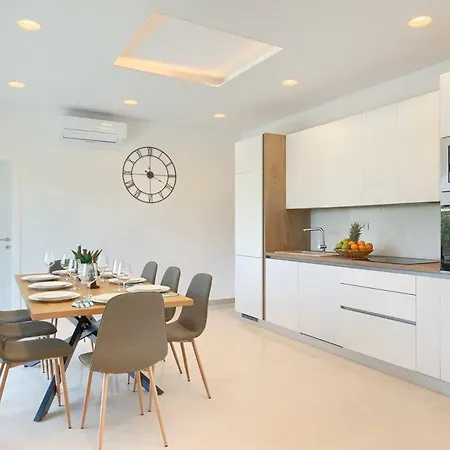 Holiday home Vivre Liznjan